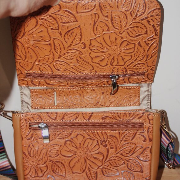 SMALL GUN TOTE'N MAMAS CONCEALED WEAPON CROSS BAG - EMBOSSED - Picture 3 of 7